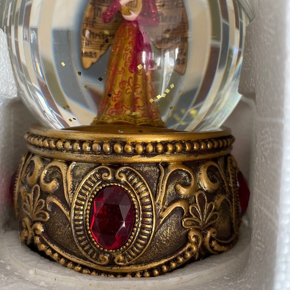 New in box 2010 Macy's angel musical water globe - Picture 4 of 7